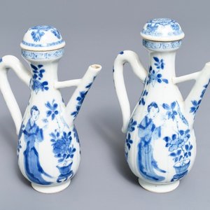 A pair of Chinese blue and white 'Long Eliza' jugs and covers, Kangxi — 照片 1