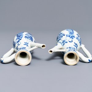A pair of Chinese blue and white 'Long Eliza' jugs and covers, Kangxi — 照片 6