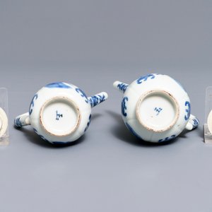 A pair of Chinese blue and white 'Long Eliza' jugs and covers, Kangxi — 照片 7