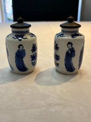 A pair of Chinese blue and white 'Long Eliza' miniature vases and wooden covers, Kangxi — photo 1