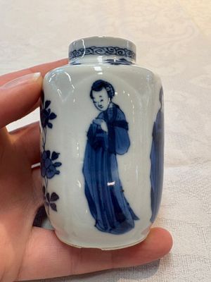 A pair of Chinese blue and white 'Long Eliza' miniature vases and wooden covers, Kangxi — photo 14