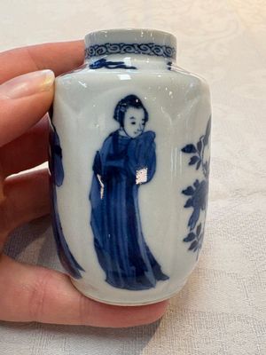 A pair of Chinese blue and white 'Long Eliza' miniature vases and wooden covers, Kangxi — photo 15