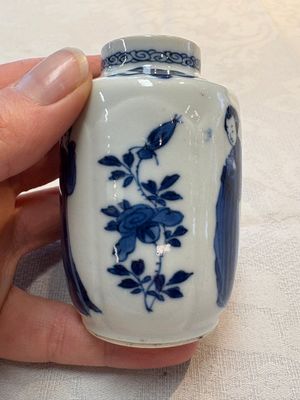A pair of Chinese blue and white 'Long Eliza' miniature vases and wooden covers, Kangxi — photo 16