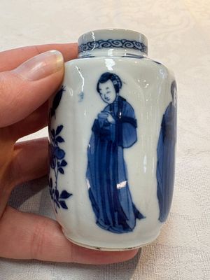 A pair of Chinese blue and white 'Long Eliza' miniature vases and wooden covers, Kangxi — photo 17
