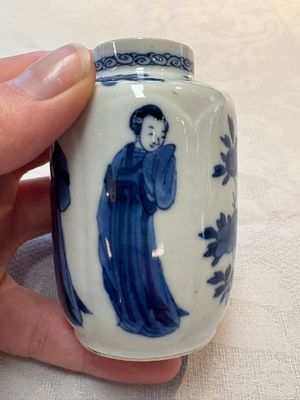 A pair of Chinese blue and white 'Long Eliza' miniature vases and wooden covers, Kangxi — photo 18