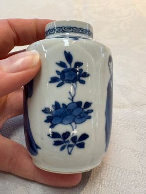 A pair of Chinese blue and white 'Long Eliza' miniature vases and wooden covers, Kangxi — photo 19