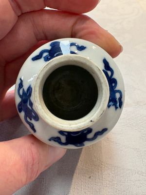 A pair of Chinese blue and white 'Long Eliza' miniature vases and wooden covers, Kangxi — photo 20
