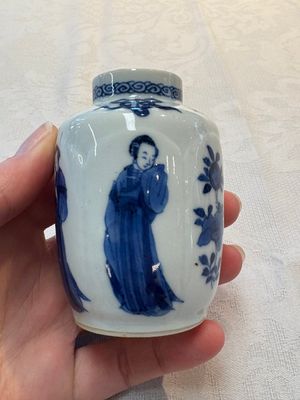 A pair of Chinese blue and white 'Long Eliza' miniature vases and wooden covers, Kangxi — photo 2