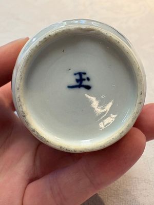 A pair of Chinese blue and white 'Long Eliza' miniature vases and wooden covers, Kangxi — photo 21
