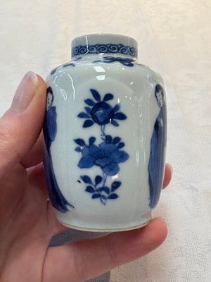 A pair of Chinese blue and white 'Long Eliza' miniature vases and wooden covers, Kangxi — photo 3