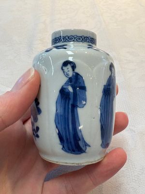 A pair of Chinese blue and white 'Long Eliza' miniature vases and wooden covers, Kangxi — photo 4