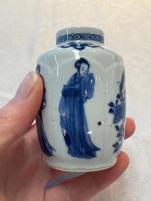 A pair of Chinese blue and white 'Long Eliza' miniature vases and wooden covers, Kangxi — photo 5