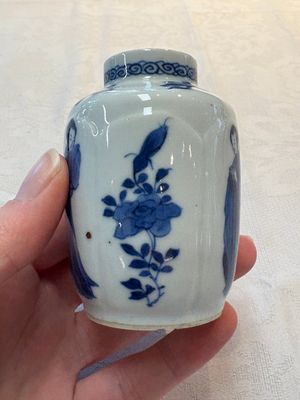 A pair of Chinese blue and white 'Long Eliza' miniature vases and wooden covers, Kangxi — photo 6