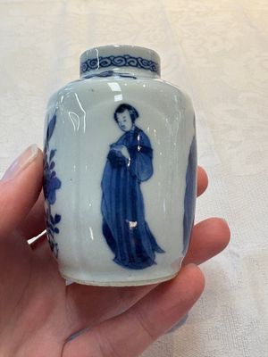 A pair of Chinese blue and white 'Long Eliza' miniature vases and wooden covers, Kangxi — photo 7