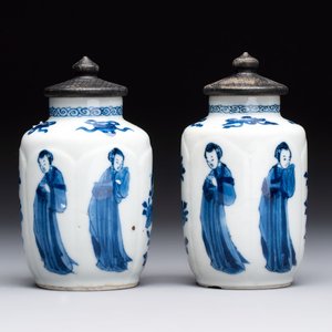 A pair of Chinese blue and white 'Long Eliza' miniature vases and wooden covers, Kangxi — photo 1