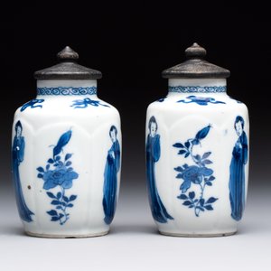 A pair of Chinese blue and white 'Long Eliza' miniature vases and wooden covers, Kangxi — photo 2