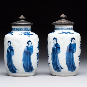 A pair of Chinese blue and white 'Long Eliza' miniature vases and wooden covers, Kangxi — photo 3