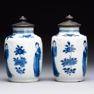 A pair of Chinese blue and white 'Long Eliza' miniature vases and wooden covers, Kangxi — photo 4