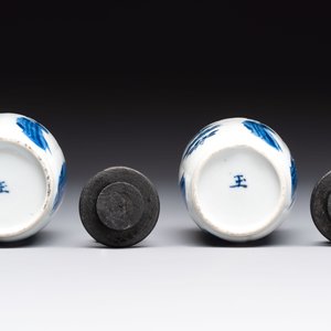A pair of Chinese blue and white 'Long Eliza' miniature vases and wooden covers, Kangxi — photo 6