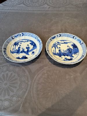 A pair of Chinese blue and white 'Long Eliza' plates, Qi Yu Bao Ding Zhi Zhen 奇玉寶鼎之珍 mark, Kangxi — 照片 1