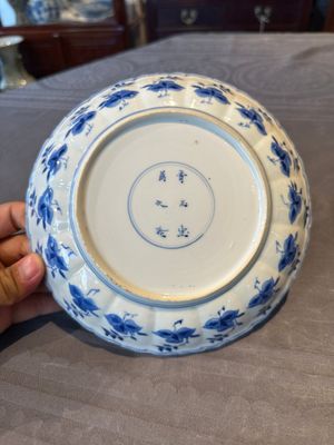A pair of Chinese blue and white 'Long Eliza' plates, Qi Yu Bao Ding Zhi Zhen 奇玉寶鼎之珍 mark, Kangxi — 照片 9