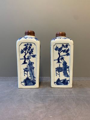 A pair of Chinese blue and white 'Long Eliza' square flasks, Kangxi — photo 2