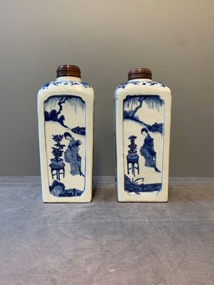 A pair of Chinese blue and white 'Long Eliza' square flasks, Kangxi — photo 3