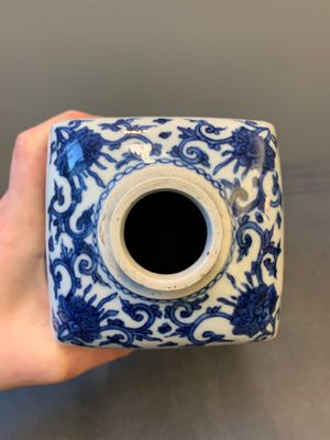 A pair of Chinese blue and white 'Long Eliza' square flasks, Kangxi — photo 8