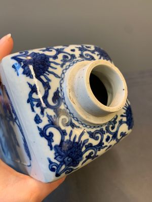 A pair of Chinese blue and white 'Long Eliza' square flasks, Kangxi — photo 9