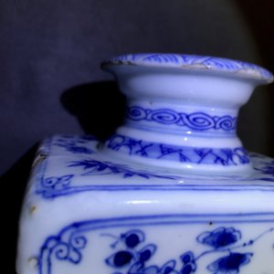 A pair of Chinese blue and white 'Long Eliza' square tea caddies, Yu mark, Kangxi — photo 13
