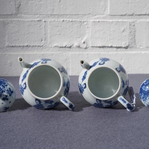 A pair of Chinese blue and white 'Long Eliza' teapots, 'Qing Yu Tang Zhi' mark, Kangxi — photo 20