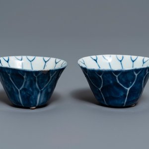 A pair of Chinese blue and white 'lotus' cups, Kangxi — photo 1