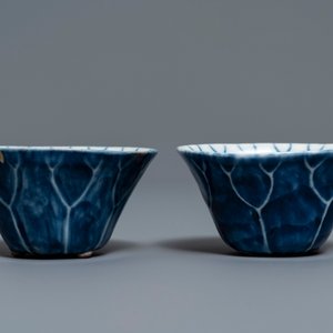 A pair of Chinese blue and white 'lotus' cups, Kangxi — photo 2