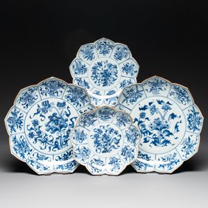 A pair of Chinese blue and white 'lotus' dishes and a pair of plates, Kangxi/Yongzheng — photo 1