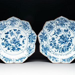 A pair of Chinese blue and white 'lotus' dishes and a pair of plates, Kangxi/Yongzheng — photo 2