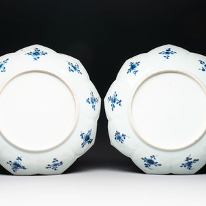 A pair of Chinese blue and white 'lotus' dishes and a pair of plates, Kangxi/Yongzheng — photo 3