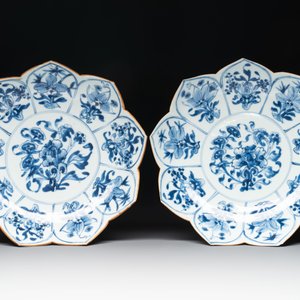 A pair of Chinese blue and white 'lotus' dishes and a pair of plates, Kangxi/Yongzheng — photo 4
