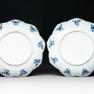 A pair of Chinese blue and white 'lotus' dishes and a pair of plates, Kangxi/Yongzheng — photo 5