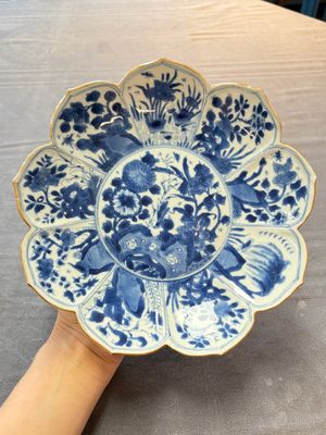A pair of Chinese blue and white lotus-form 'grasshopper' plates, Kangxi — photo 1