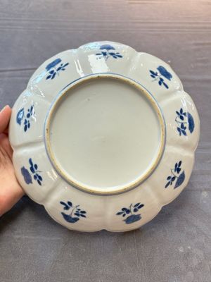 A pair of Chinese blue and white lotus-form 'grasshopper' plates, Kangxi — photo 2