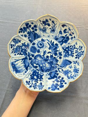 A pair of Chinese blue and white lotus-form 'grasshopper' plates, Kangxi — photo 3