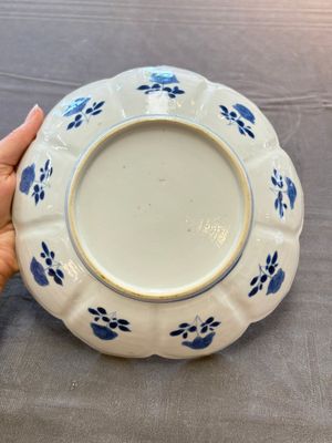A pair of Chinese blue and white lotus-form 'grasshopper' plates, Kangxi — photo 4