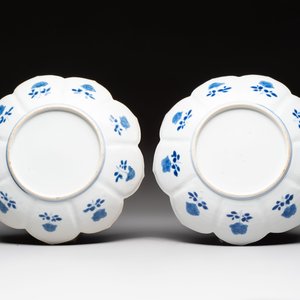 A pair of Chinese blue and white lotus-form 'grasshopper' plates, Kangxi — photo 2