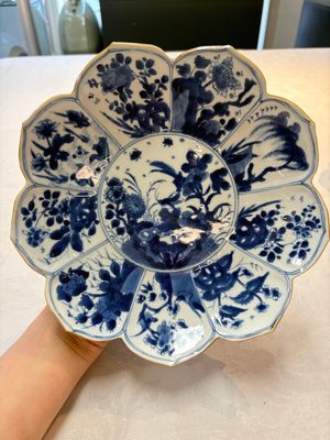 A pair of Chinese blue and white lotus-form 'Grasshopper' plates, Kangxi — foto 1