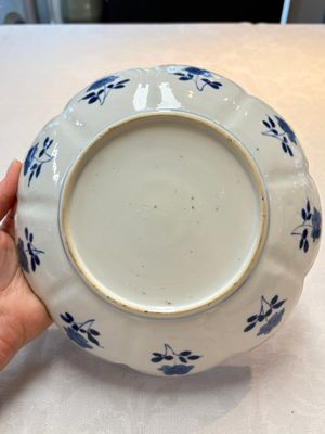 A pair of Chinese blue and white lotus-form 'Grasshopper' plates, Kangxi — foto 6