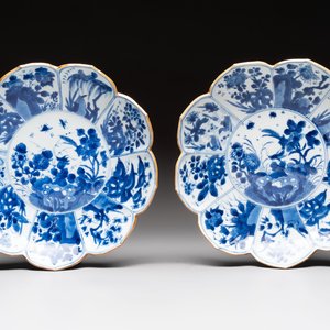 A pair of Chinese blue and white lotus-form 'Grasshopper' plates, Kangxi — foto 1