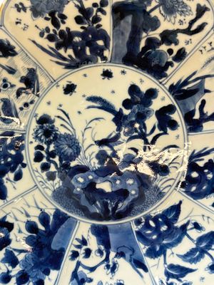 A pair of Chinese blue and white lotus-form 'grasshopper' plates, Kangxi — photo 2