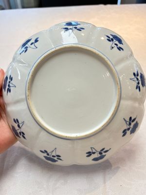 A pair of Chinese blue and white lotus-form 'grasshopper' plates, Kangxi — photo 3