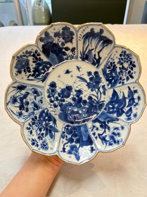 A pair of Chinese blue and white lotus-form 'grasshopper' plates, Kangxi — photo 4
