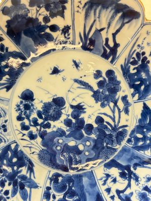 A pair of Chinese blue and white lotus-form 'grasshopper' plates, Kangxi — photo 5